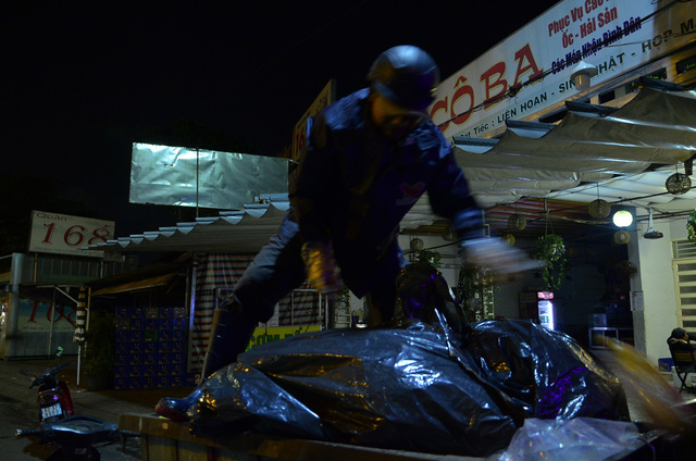 Người Sài Gòn đốt lửa sưởi ấm trong cái lạnh 20 độ C